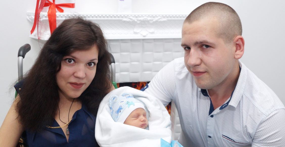 Только операция поможет Вике взять сына на руки